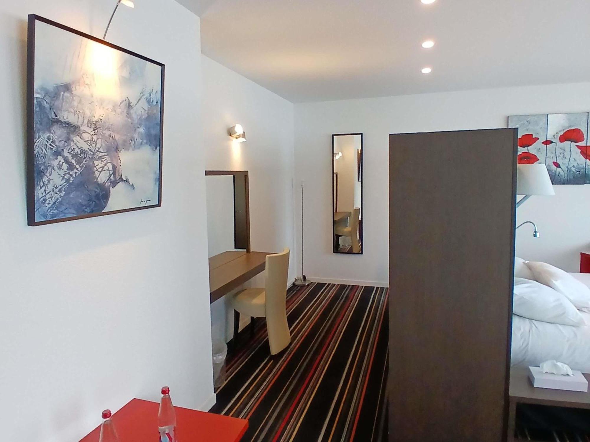 Ibis Styles Segre Hotel Exterior foto