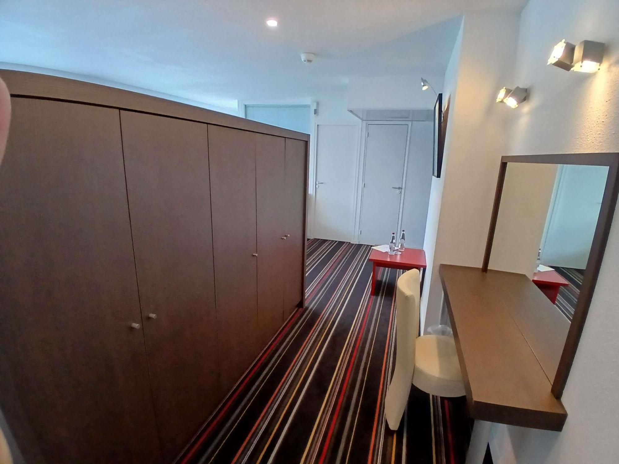 Ibis Styles Segre Hotel Exterior foto
